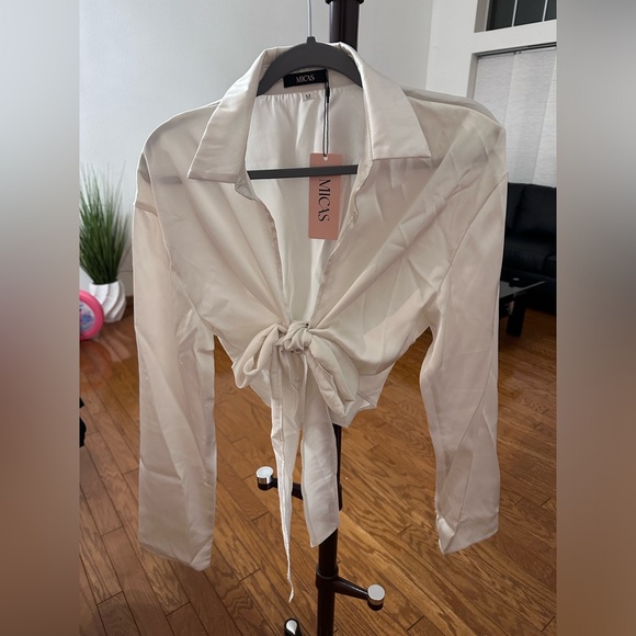 White cropped top. Size medium. - Picture 1 of 3